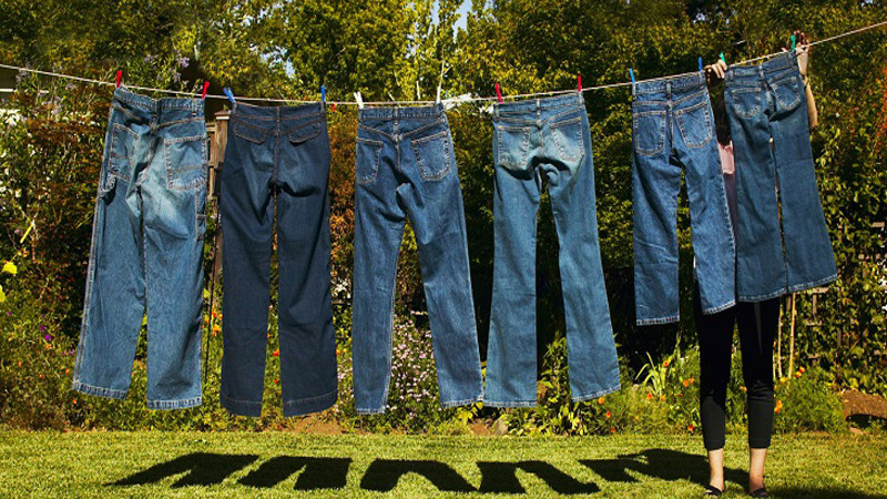 Phơi quần jean ngoài ánh nắng mặt trời 
